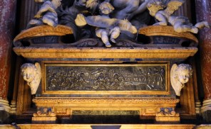 피에졸레의 성 안드레아 코르시니의 무덤_Reliefs by Giovanni Battista Foggini_photo by Sailko_in the Cappella Corsini.JPG